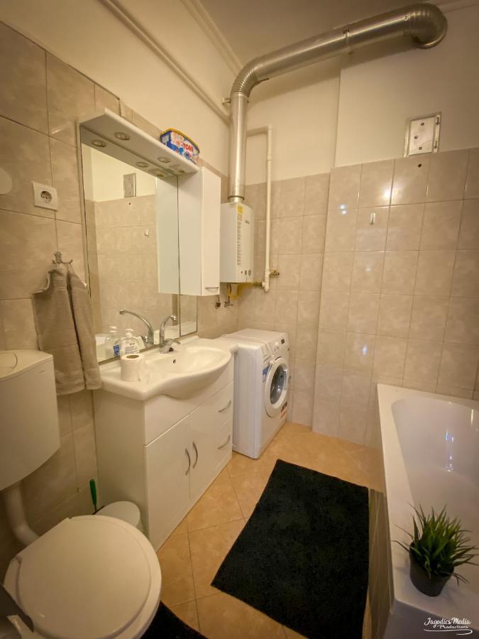 Lovely Central Apartment With Free Parking, Koezponthoz Koezeli 3 Szobas Lakas Ráb Exteriér fotografie